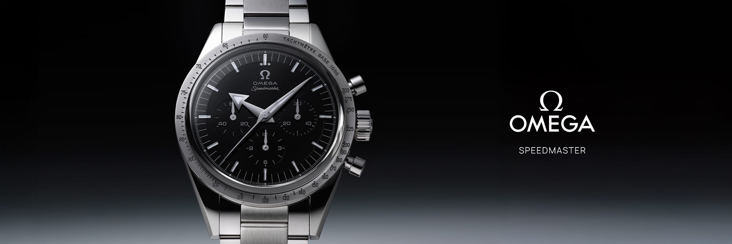 OMEGA © 2026 Nahaufnahme einer Omega Speedmaster Uhr mit schwarzem Zifferblatt und silbernem Armband vor einem dunklen Hintergrund mit Farbverlauf. Das Omega-Logo und der Schriftzug "Speedmaster" sind auf der rechten Seite deutlich zu erkennen.