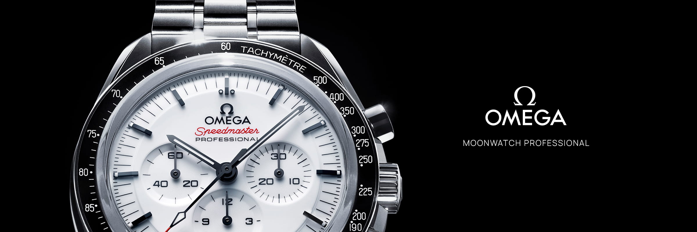 OMEGA © 2026 Nahaufnahme einer OMEGA Moonwatch Speedmaster Professional mit weißem Zifferblatt, schwarzen Markierungen und drei Hilfszifferblättern. Das Omega-Logo und der Text "Moonwatch Professional" erscheinen rechts auf schwarzem Hintergrund.