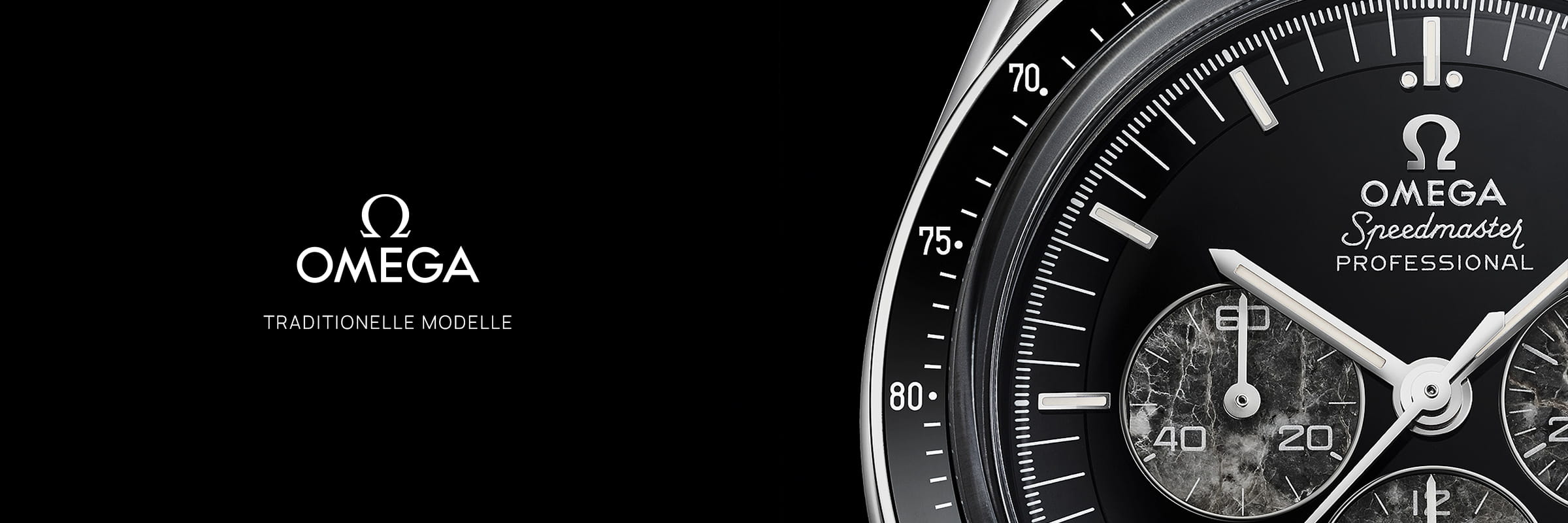 OMEGA © 2026 Nahaufnahme des Zifferblatts einer OMEGA Speedmaster Heritage Professional, die das Logo, die Chronographenzifferblätter und die detaillierten Markierungen hervorhebt. Auf der linken Seite sind das Omega-Logo und "Traditionelle Modelle" vor einem schlichten schwarzen Hintergrund zu sehen.