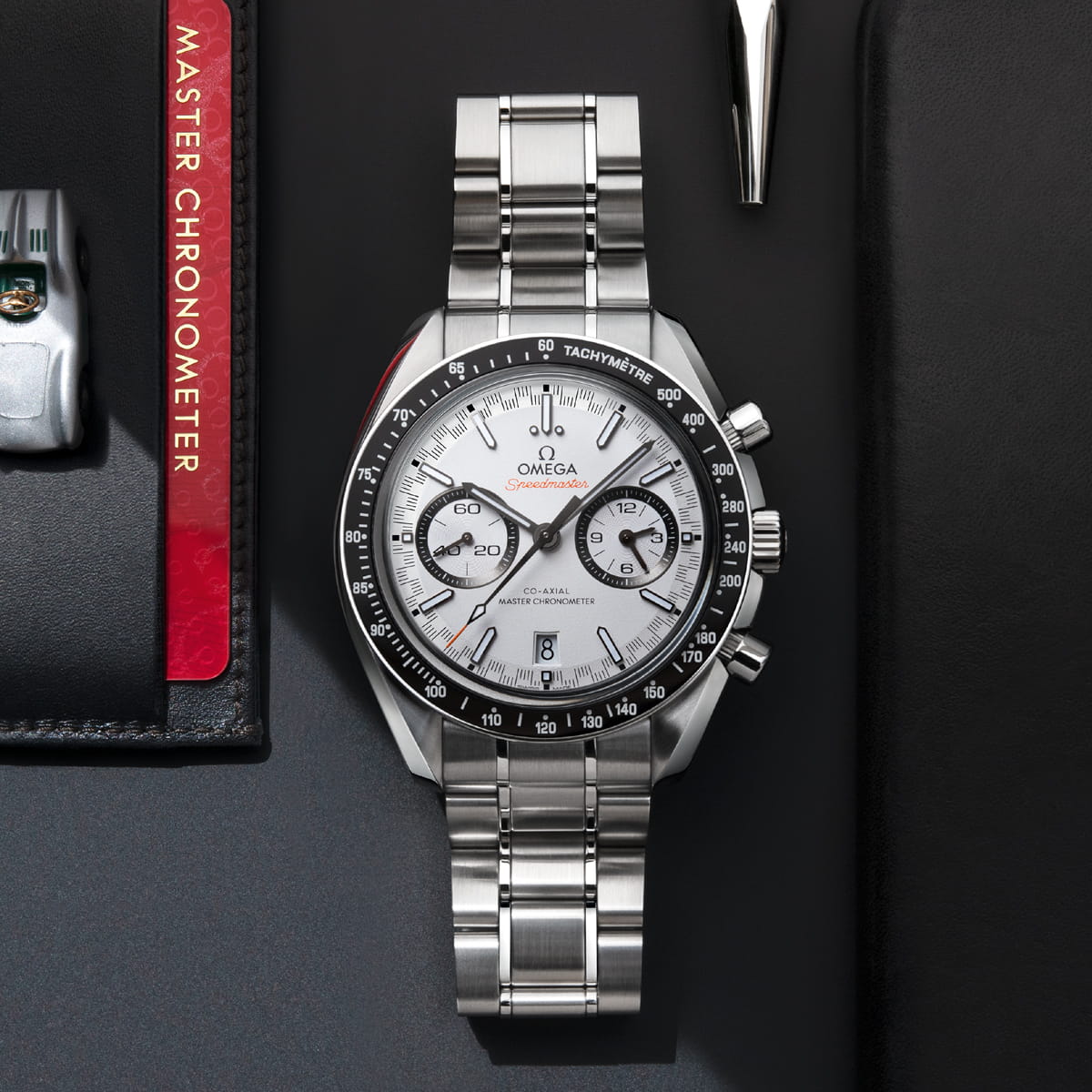 Eine silberne OMEGA-Uhr gepaart mit einem eleganten Stift.