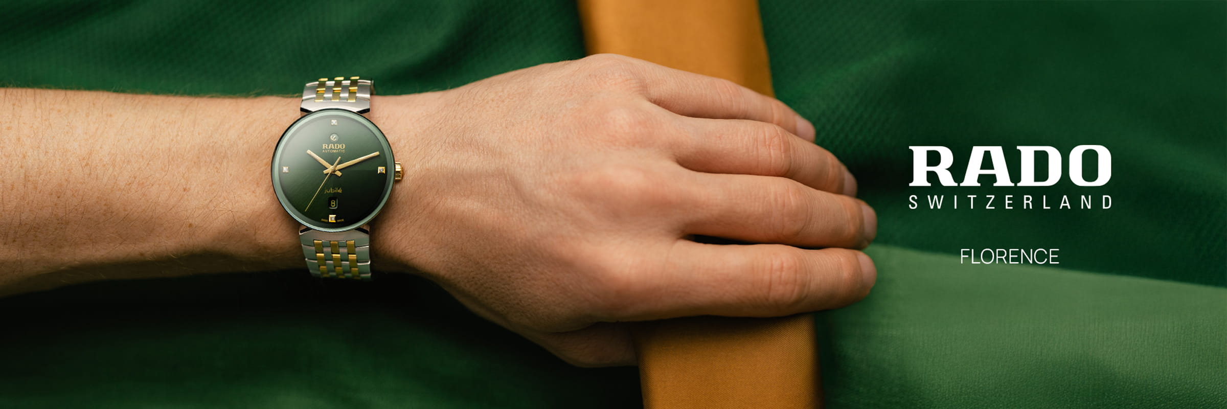 RADO © 2026 Nahaufnahme des Handgelenks einer Person, die eine Rado Florence-Uhr trägt, die auf einer grünen, strukturierten Oberfläche mit dem Logo RADO SWITZERLAND und dem Text "FLORENCE" daneben liegt.