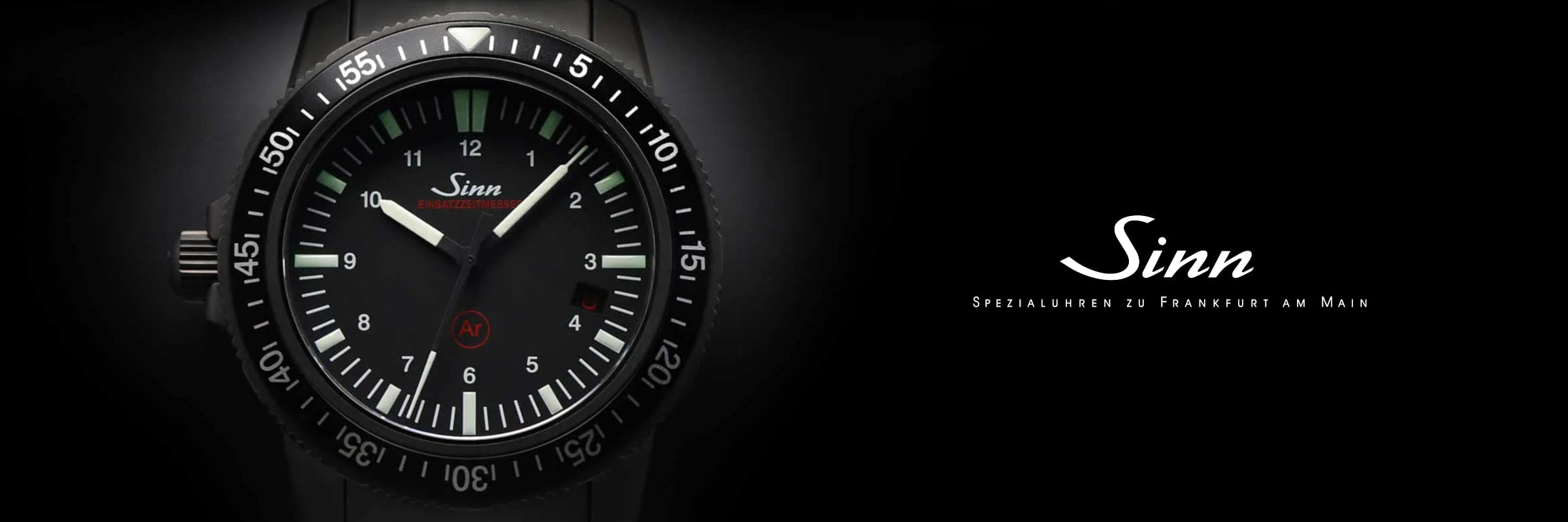 Nahaufnahme einer Sinn Spezialuhren-Armbanduhr, die die Zeit um 10:09 Uhr anzeigt, mit auffälligen weißen Stundenmarkierungen, einem schwarzen Zifferblatt und roten Akzenten. Das Sinn-Logo und der Slogan erscheinen auf der rechten Seite vor einem schwarzen Hintergrund.